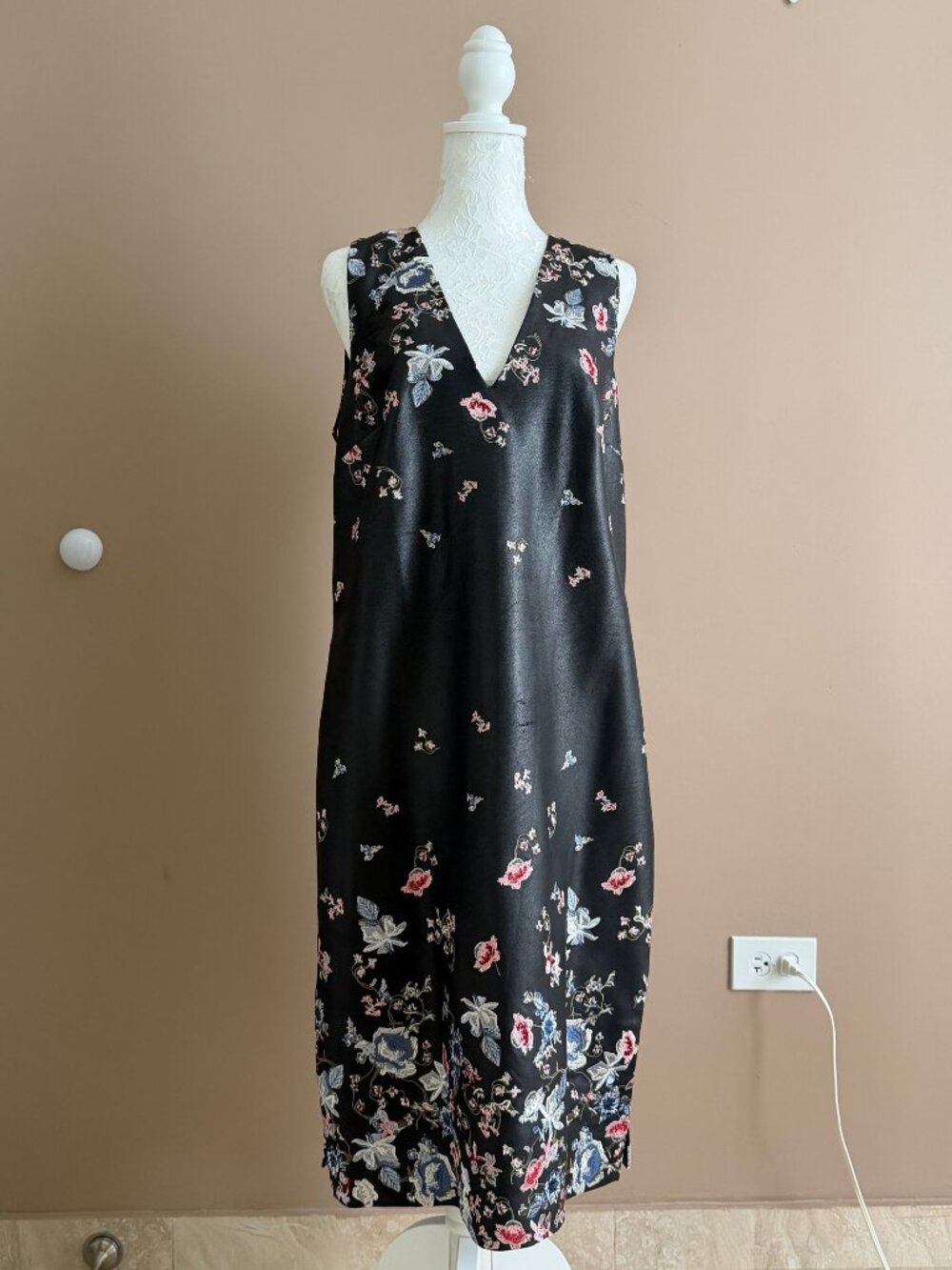 BCBGMAXAZRIA embroidery dress Size M.